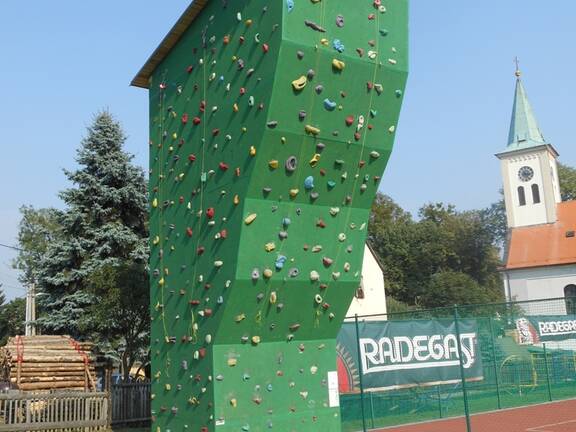 Pohled na lezeckou stěnu